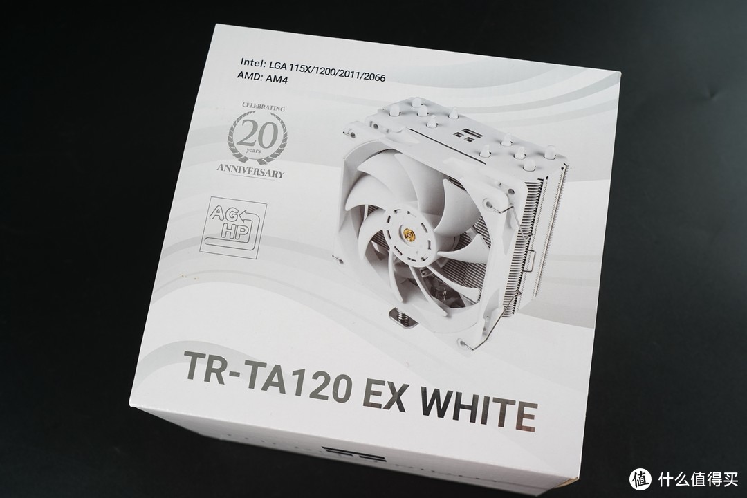 散热器是Thermalright TR-TA120EX白色版本，外包装也是一袭白色元素。