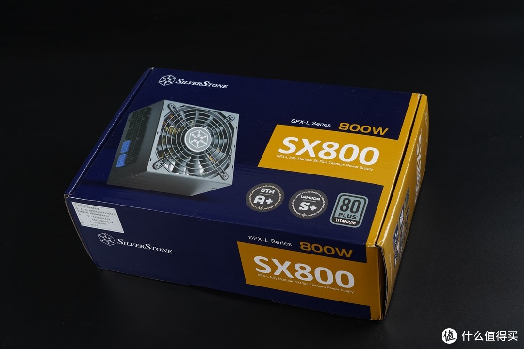 电源是银欣的SX800电源,通过了80Plus钛金牌认证，全日系电容，额定功率为800W，应该是目前额定功率最高的SFX-L电源。