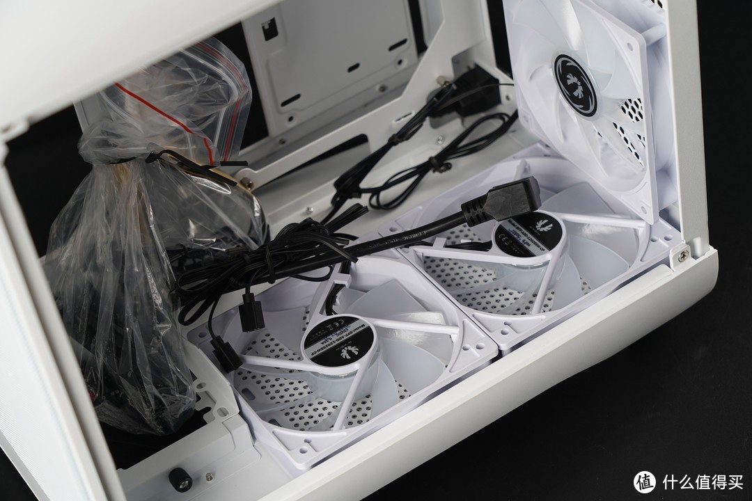 机箱底部风扇如果拆卸掉的话，还可以安装2块2.5寸硬盘。