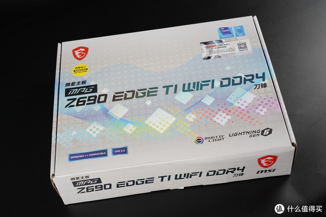 主板选用了微星的MPG Z690 EDGE TI WIFI DDR4刀锋钛，包装也是一袭白色。MPG定位于微星中高端系列，外包装标识贴纸标明了支持WIN11系统、TPM为最新的2.0版本、第五代PCIE技术、微星Mystic Light软件等。