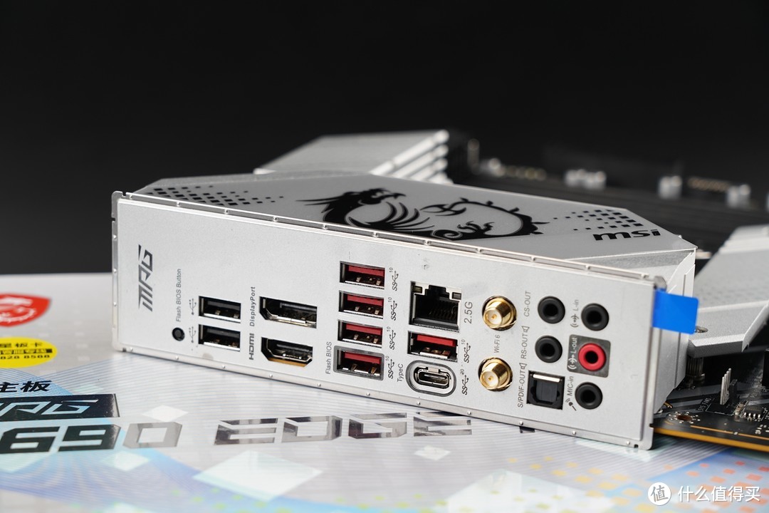 一体式I/O挡板设计已经成为主流，视频输出接口有HDMI与DisPlayPort各一个、2个USB 2.0、5个USB 3.2 Gen2 Type-A接口、1个USB 3.2 Gen2 x2 Type-C接口、1个2.5G有线网卡接口、WiFi天线接口、音频输出接口、同时还有Flash BIOS Button，支持在不安装CPU、内存、显卡的情况下刷新BIOS。