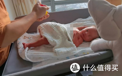 闺女第10天的时候洗完澡月嫂给她抹香