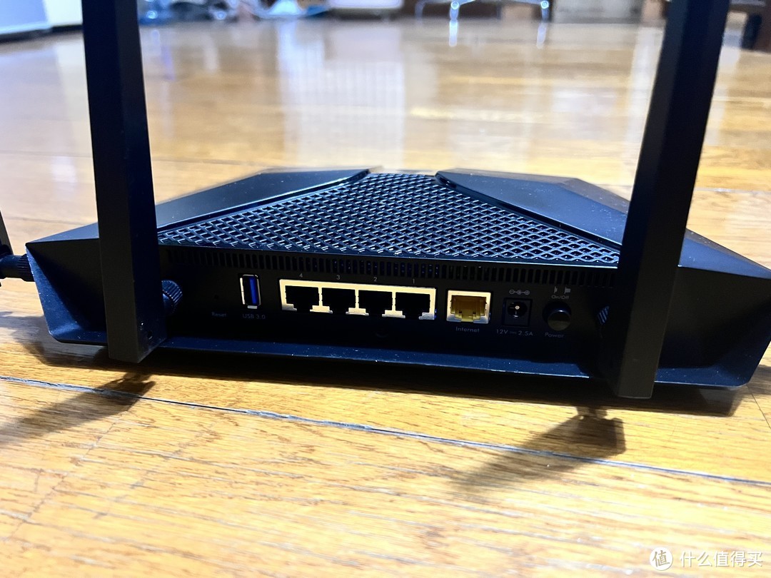 路由器背面，USB3.0，原来的R6400是USB2.0，1WAN+4LAN，均为千兆口，没有高级的2.5G口，中规中矩。