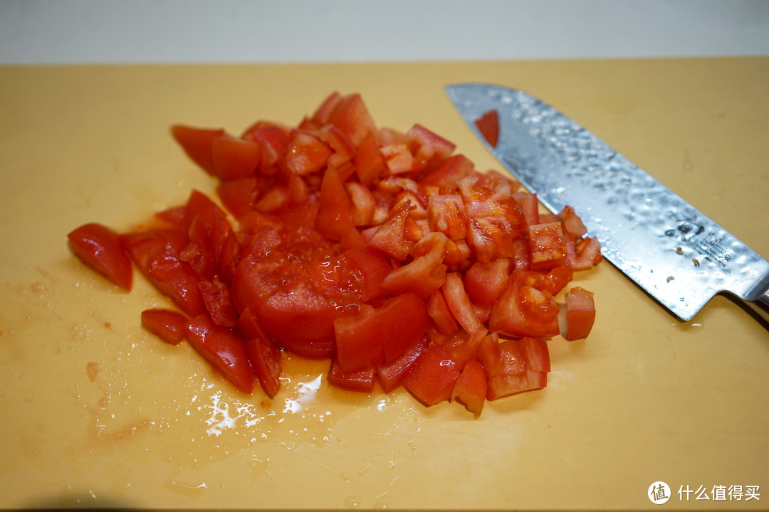 第二步是把西红柿切成小块备用