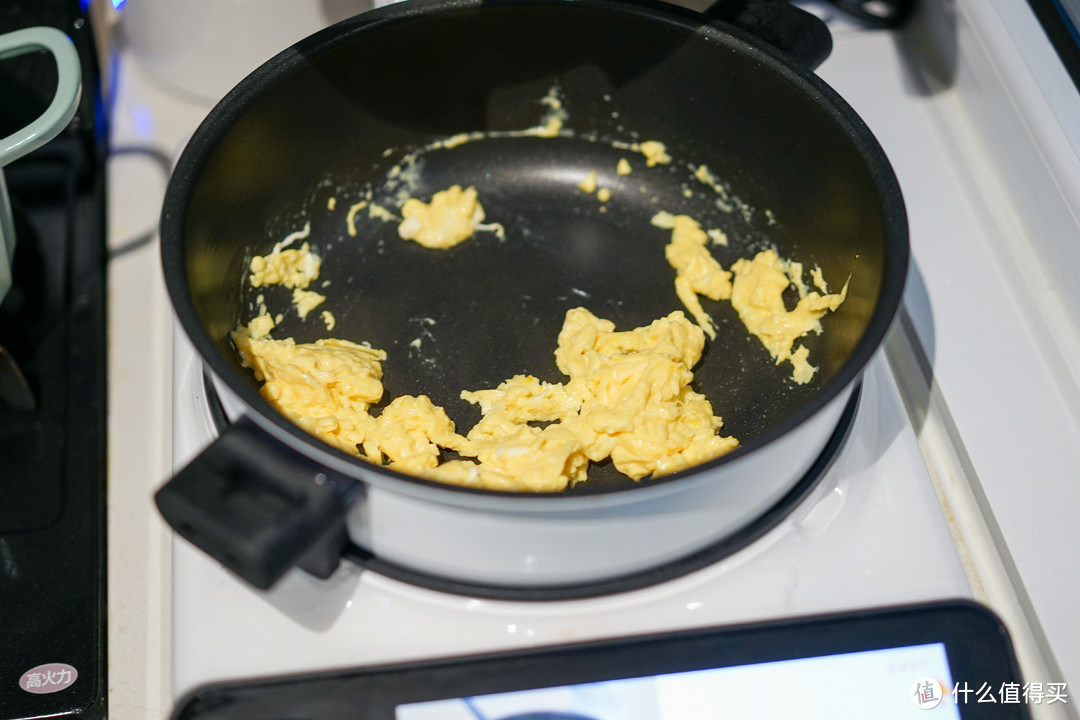 食万炒的蛋是比较嫩的那种，如果不喜欢也是可以让他继续炒的。根据提示取出鸡蛋