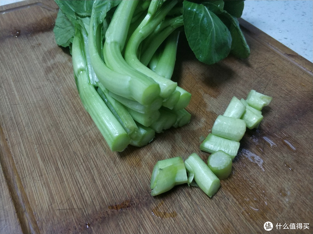 广东厨师教你白灼菜心的小技巧，在家也能做到清脆碧绿，好吃入味
