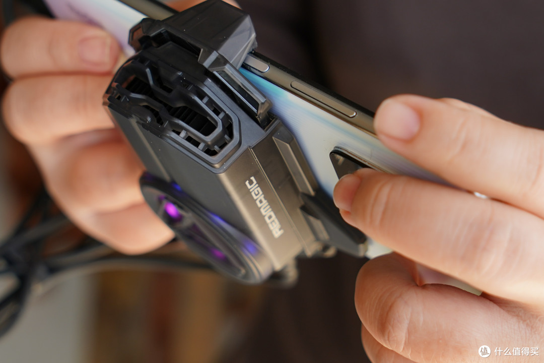 与普通的摄影用手机夹相比,长度接近,因为有小翅膀构造,所以要宽少许