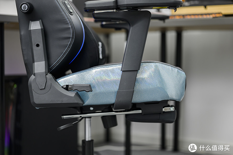 傲风机械大师Pro电竞椅评测：配备像素屏、带RGB灯效的电竞椅是什么体验？