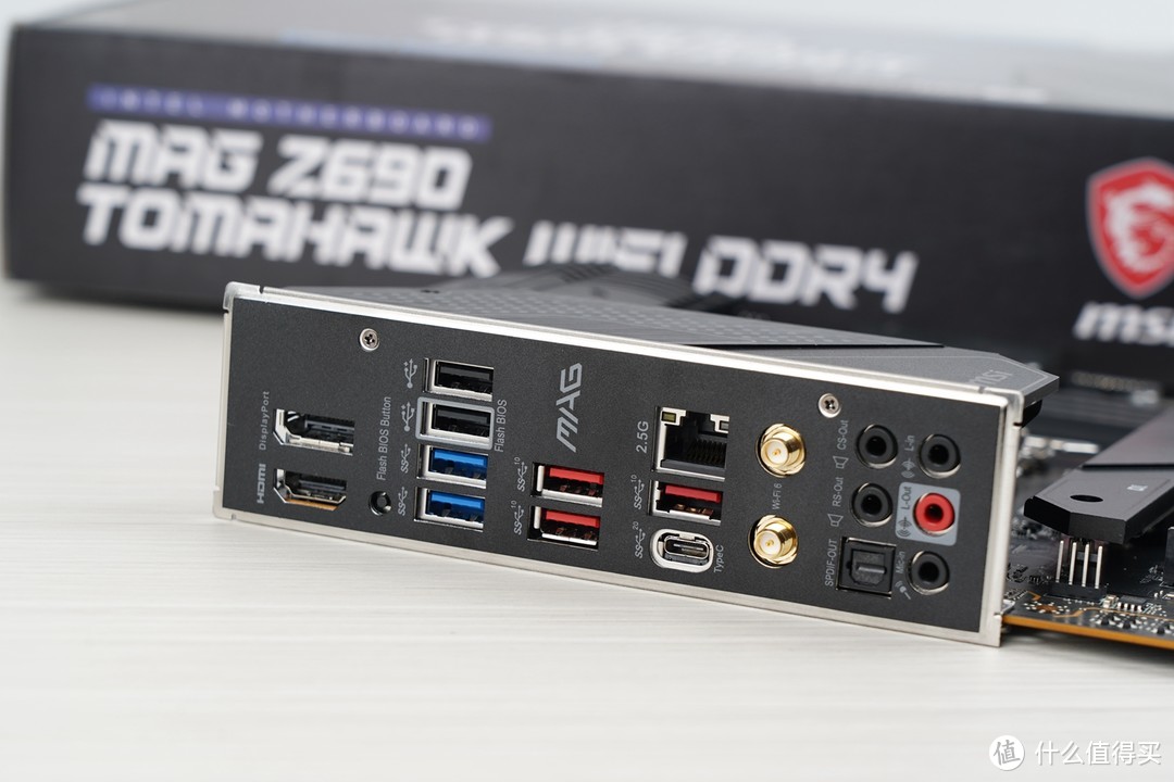 一体式I/O挡板设计已经成为主流，视频输出接口有HDMI与DisPlayPort各一个、2个USB 2.0，2个USB 3.2 Gen 1，3个USB 3.2 Gen 2 Type-A，1个USB 3.2 Gen 2*2 Type-C，1个SPDIF输出，WIFI6网卡和7.1数字环绕声接口，同时还有Flash BIOS Button，支持在不安装CPU、内存、显卡的情况下刷新BIOS。