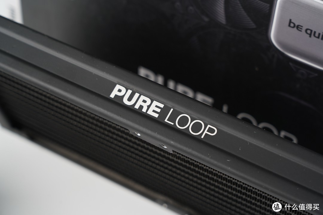 冷排侧面的Pure Loop 文字LOGO。