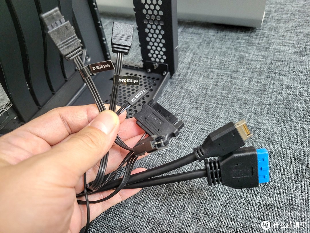 内置IO 线材比较多，提供一个前置19PIN USB3.0、一个前置TYPE-C、主板D-RGB 插头以及D-RGB FAN 延长线，其中SATA接口是给无限镜面提供电力。