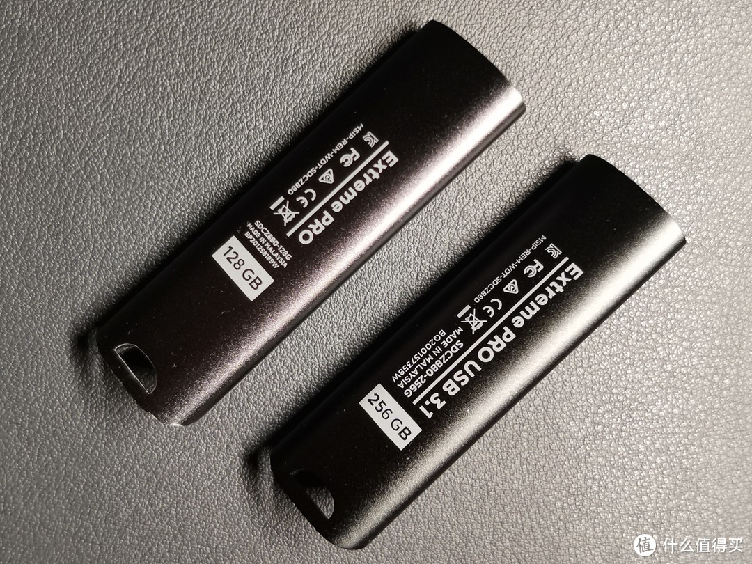 背面的信息，256g的信息多一些，还特意强调是USB 3.1。