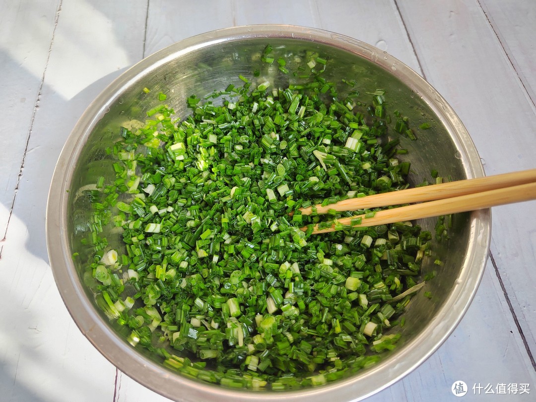 春天，这野菜到处都是，很多人不知道它有啥用，切碎包饺子真香