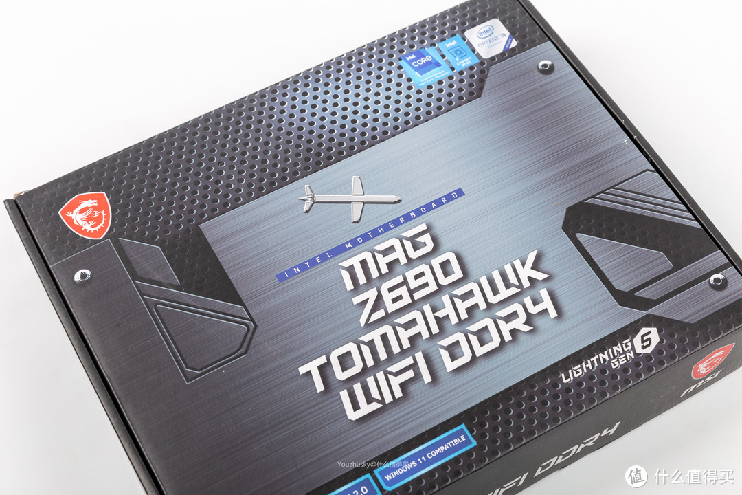 MAG Z690 TOMAHAWK WIFI DDR4 主板包装黑灰色调，带有浓郁的军事风格，左上微星龙盾标，右上intel三个标，中间是一颗战斧导弹和下面标有大大的产品型号标识