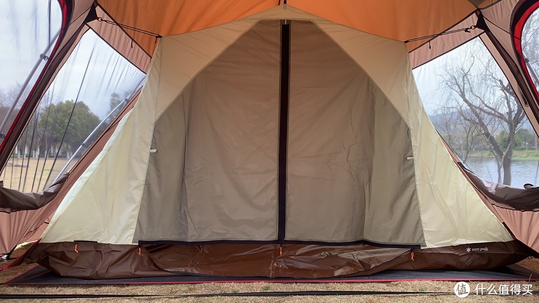 一款可以满足一家四-六口人的大别野帐篷。