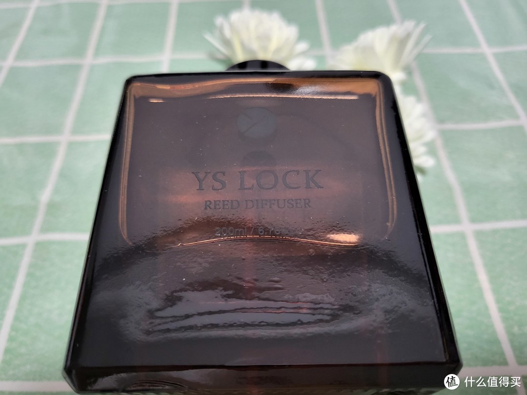 瓶子上面有字，初看还以为是YSL，仔细看才发现是YS Lock，这名字起的也是……