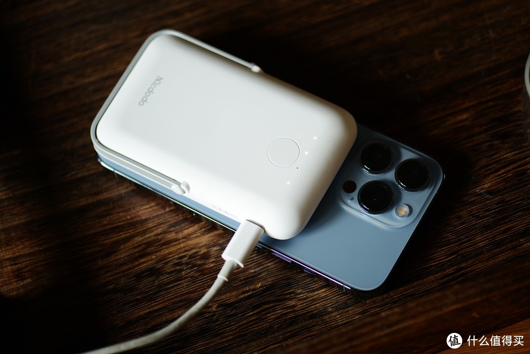 麦多多磁吸充电宝：百元出头解锁iPhone13新充电方式