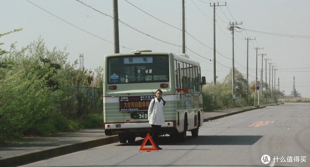 没想到公交车往前开了不久就抛锚了，他搭讪的那个姑娘站在公交车的尾部。
