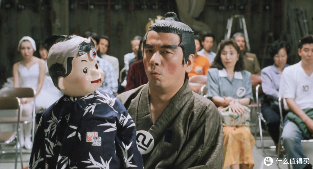 分享一部在一定程度上反映当时日本社会焦虑风貌的搞笑电影《X爱狂想曲》。