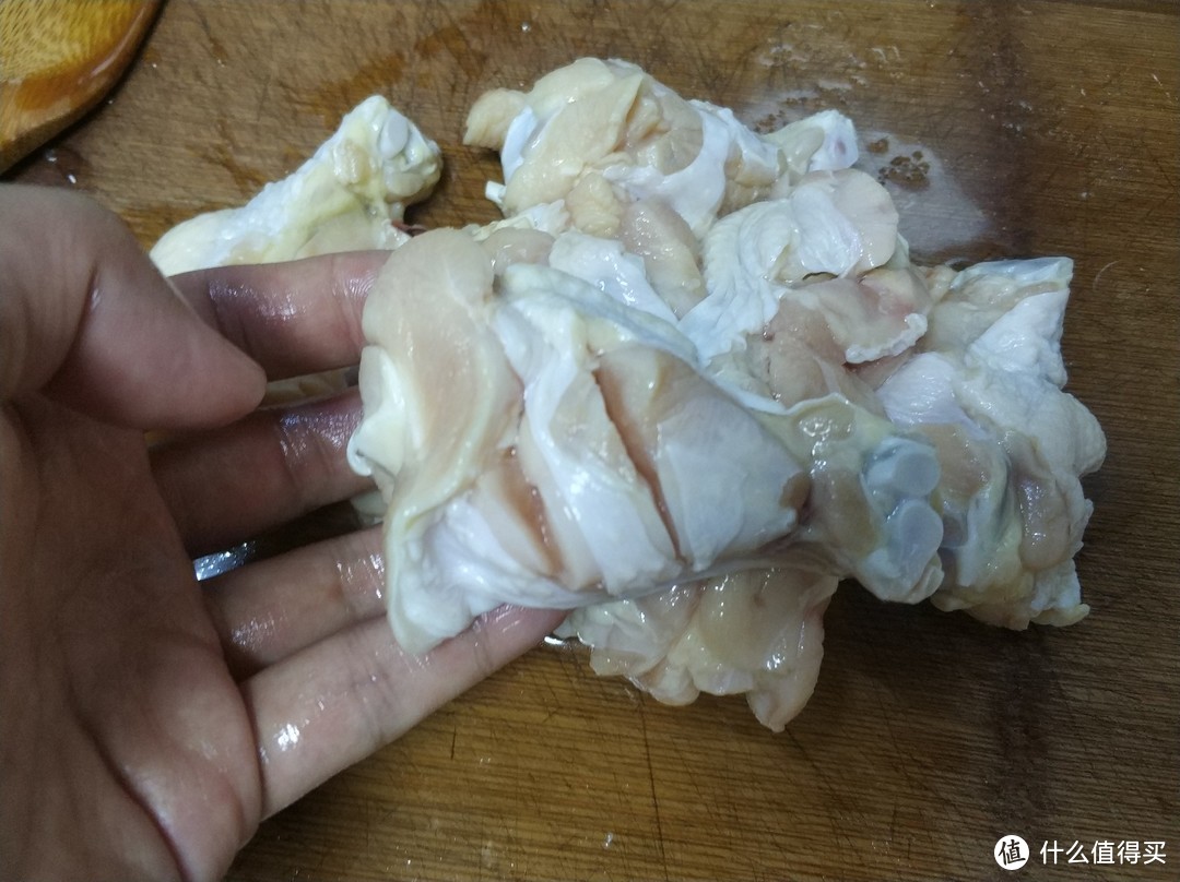 炸鸡怎样才能炸出鱼鳞片，教你炸鸡裹粉技巧，鸡翅、鸡腿都适用