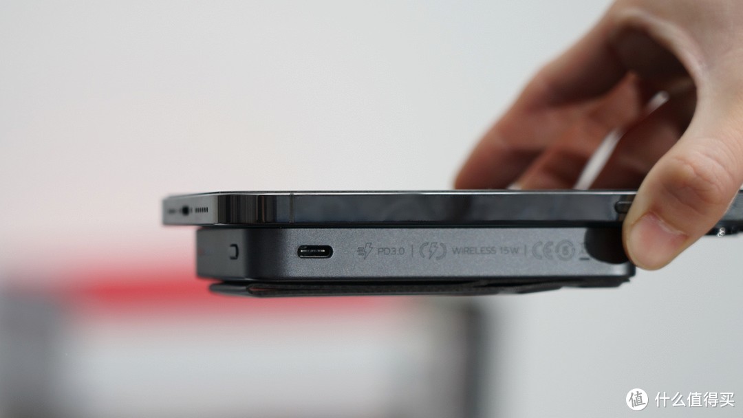 透明磁吸、自带支架、15W无线快充：这款苹果手机MagSafe无线充电宝超有格调