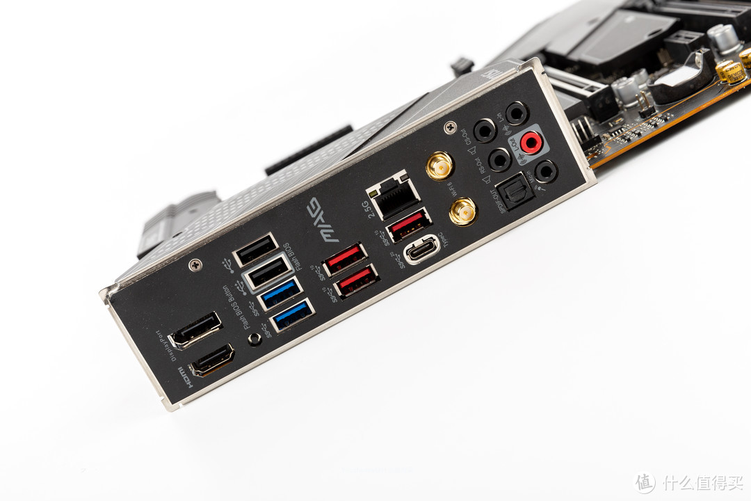 主板一体化挡板的IO接口左到右依次为：集显DP及HDMI、BIOS刷写按钮、2个USB2、2个USB3.2G1、2个USB3.2G2、1个20GtypeC、2.5GLAN、WIFI6、音频接口