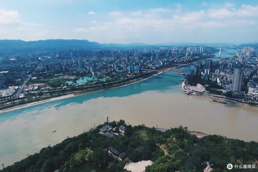 所以,在宜宾也可以看到像重庆朝天门那样三江交汇的场面.