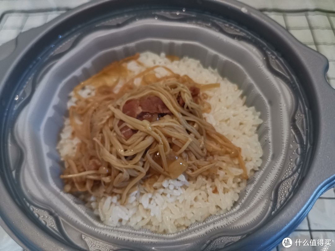 狮客自热米饭日式肥牛煲仔饭，不要以为给我包酱油就是煲仔饭
