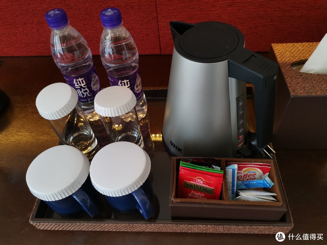 桌子则放有热水壶、茶包和饮用水等