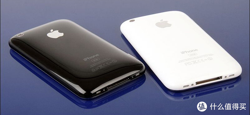 iPhone 3GS，弧形烤漆背部的手感不是一般的好，同時也是指紋收集器