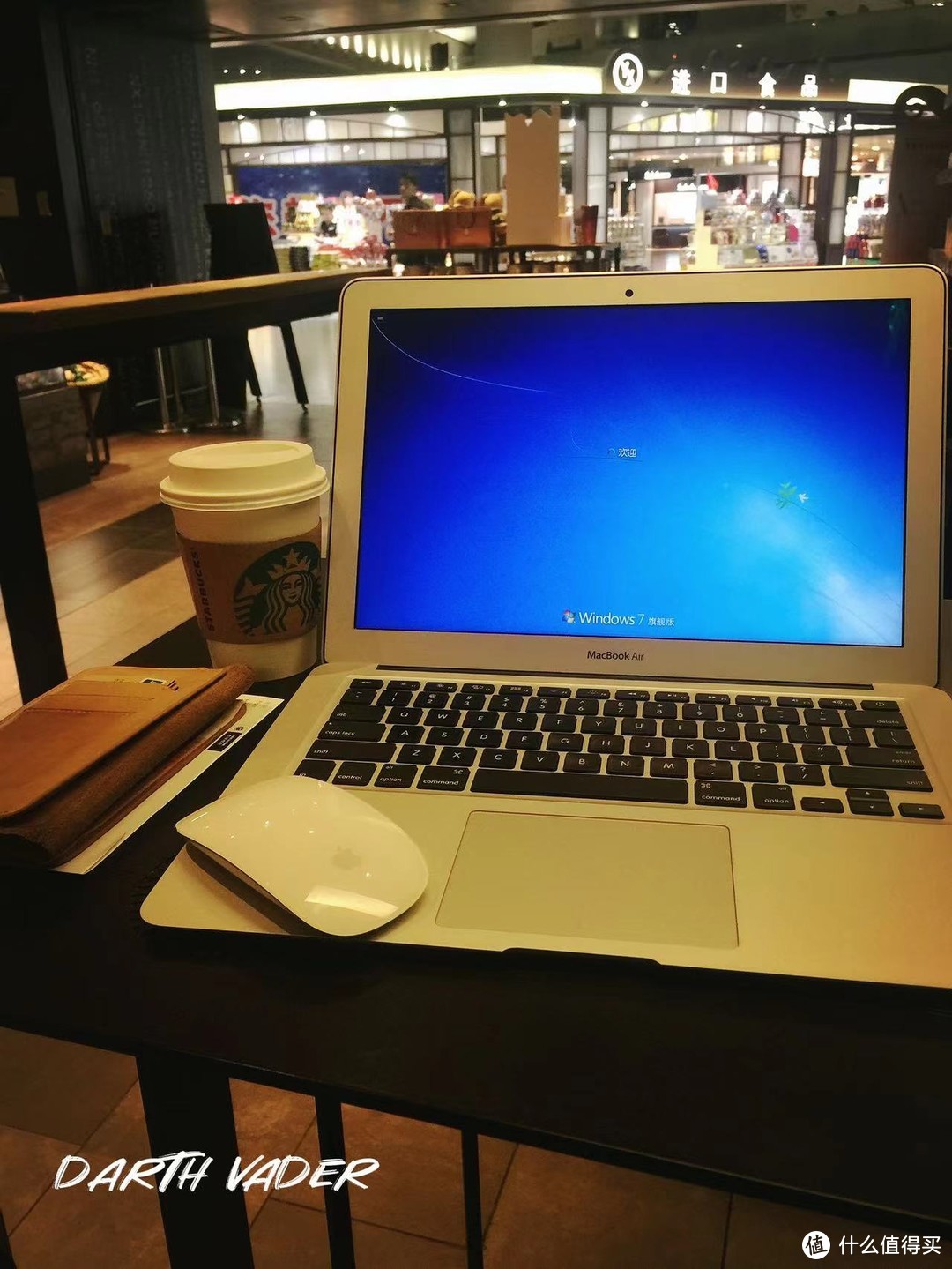 虹橋國際機場T2航站樓星巴克，Macbook Air+Magic Mouse