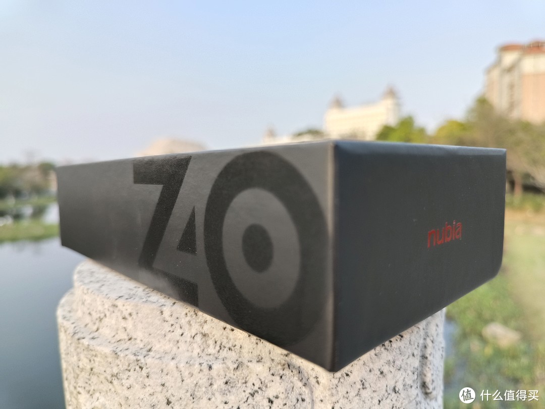 侧面是品牌LOGO和“Z40”的抽象字体