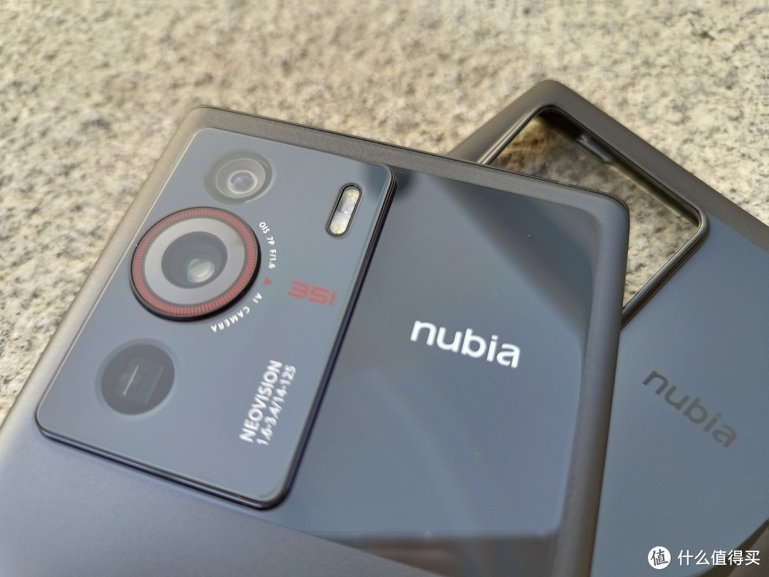 nubia Z40 Pro手机摄影摄像模块，旁边设计了一块同样面积的光面区域，居中为“nubia”logo，搭配起来很匀称