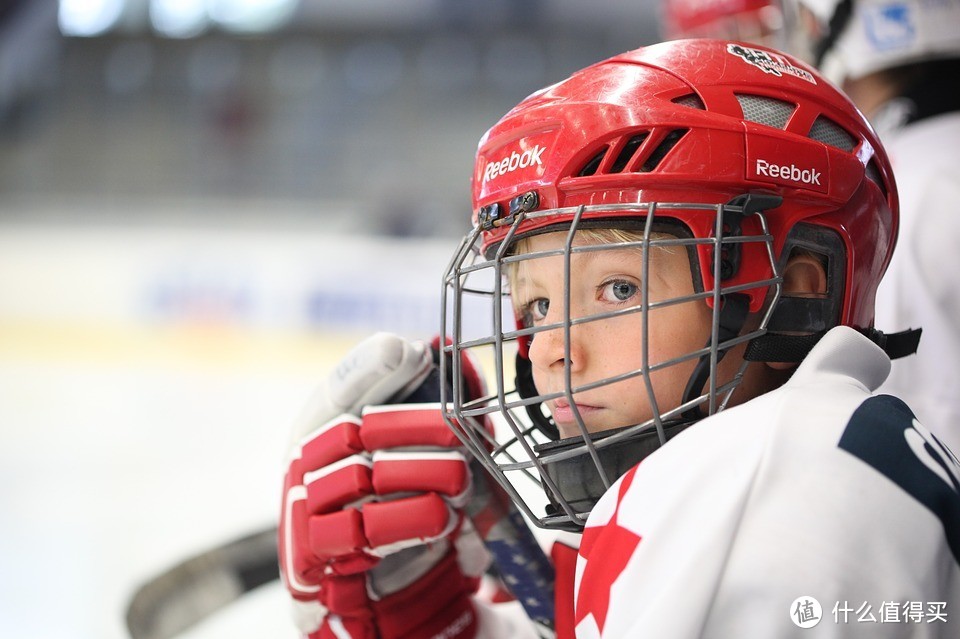 冰球(英文:ice hockey)又稱冰上曲棍球,是加拿大最受歡迎的運動.