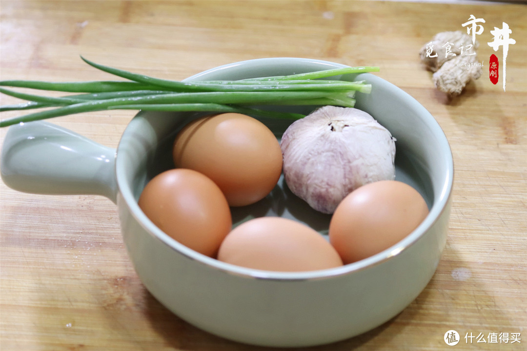 春天，鸡蛋和大蒜天生一对，给家人做“酱爆蛋”，杀菌增强抵抗力