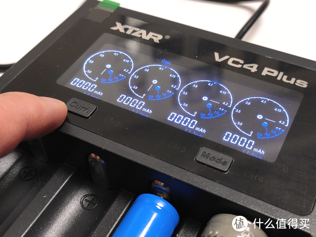XTAR VC4 PLUS 5号/7号电池充电器体验评测：经典四槽设计，支持智能充电