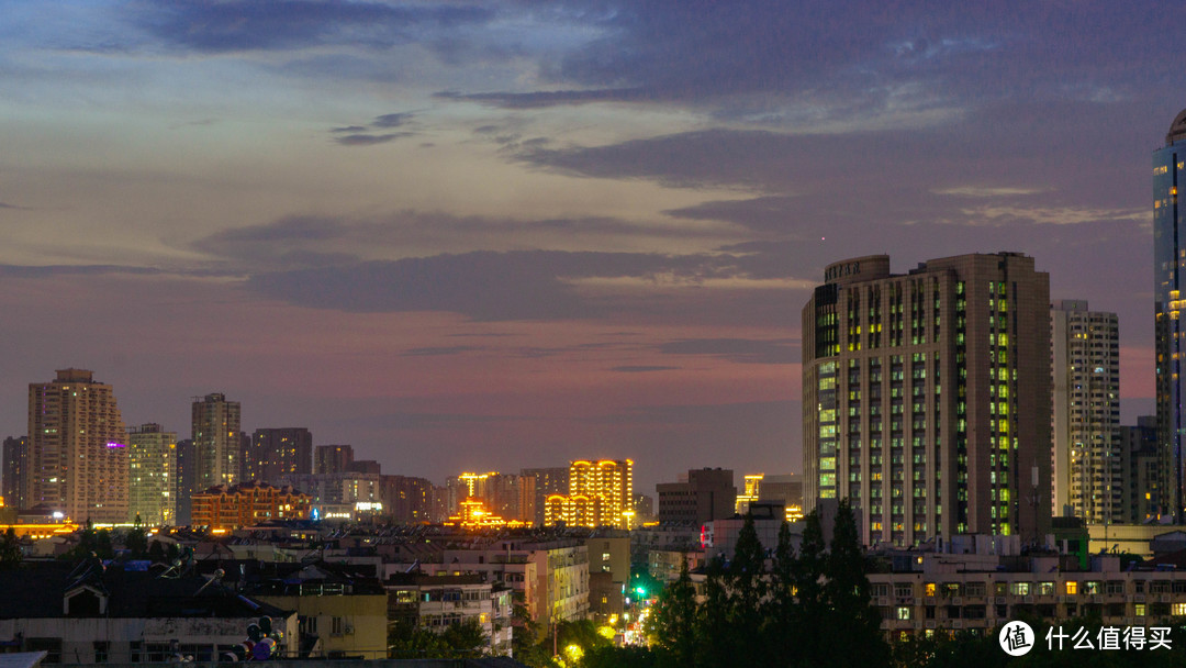 这是在前两年在南京拍的一张夜景，从宾馆的窗户望出去就是一片居民区，虽然没有灯火绚丽的摩天大楼，但是漫天云霞下的点点人间烟火，正是我们的日常。