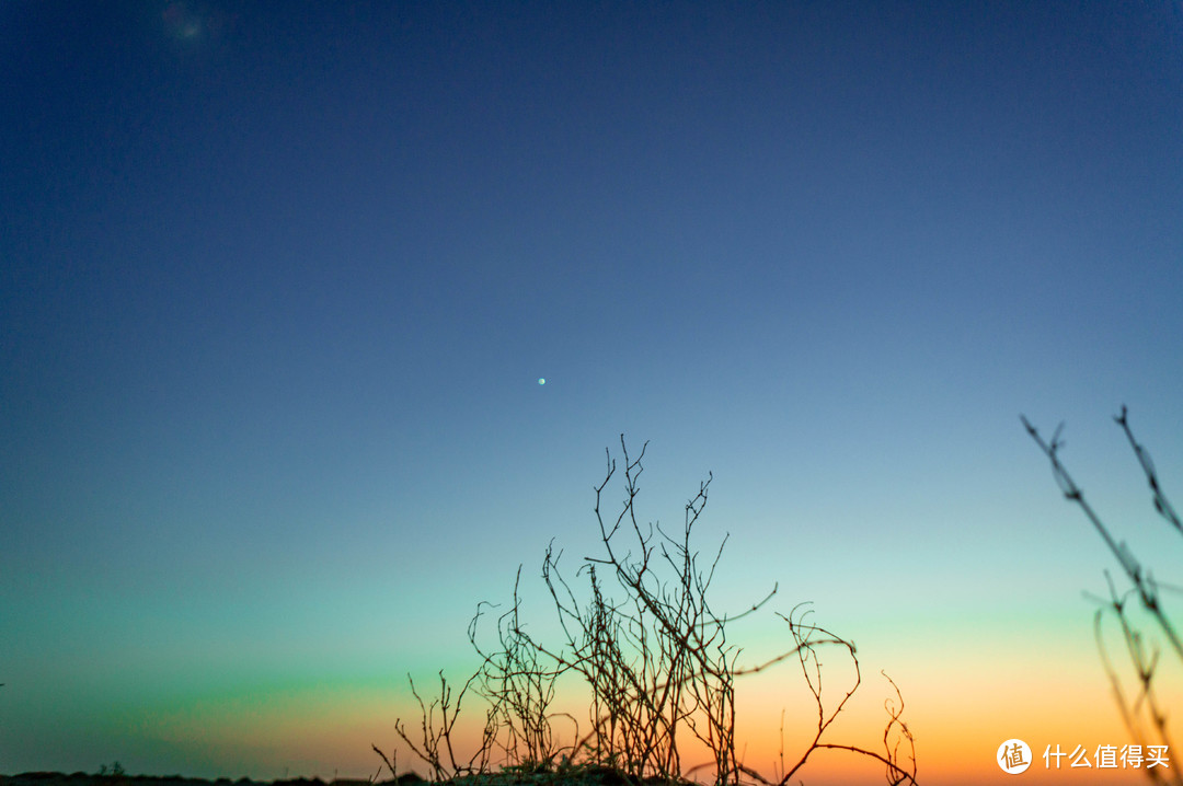 太阳下山时在沙漠拍摄，黄昏时天空的色彩非常丰富。