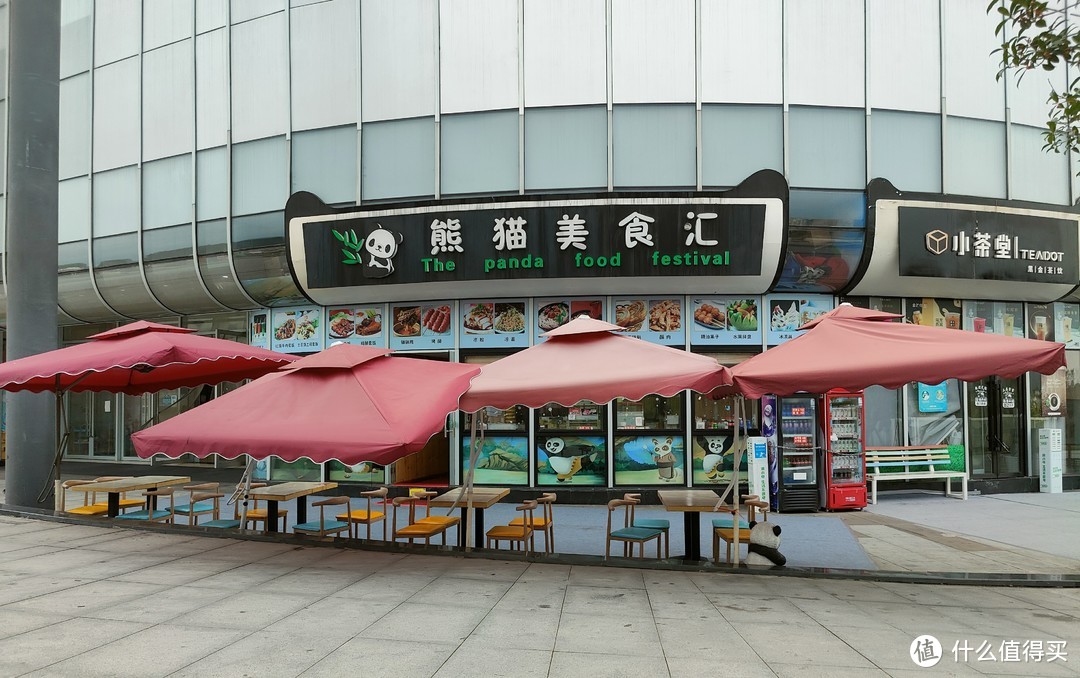 熊猫基地入口的美食广场