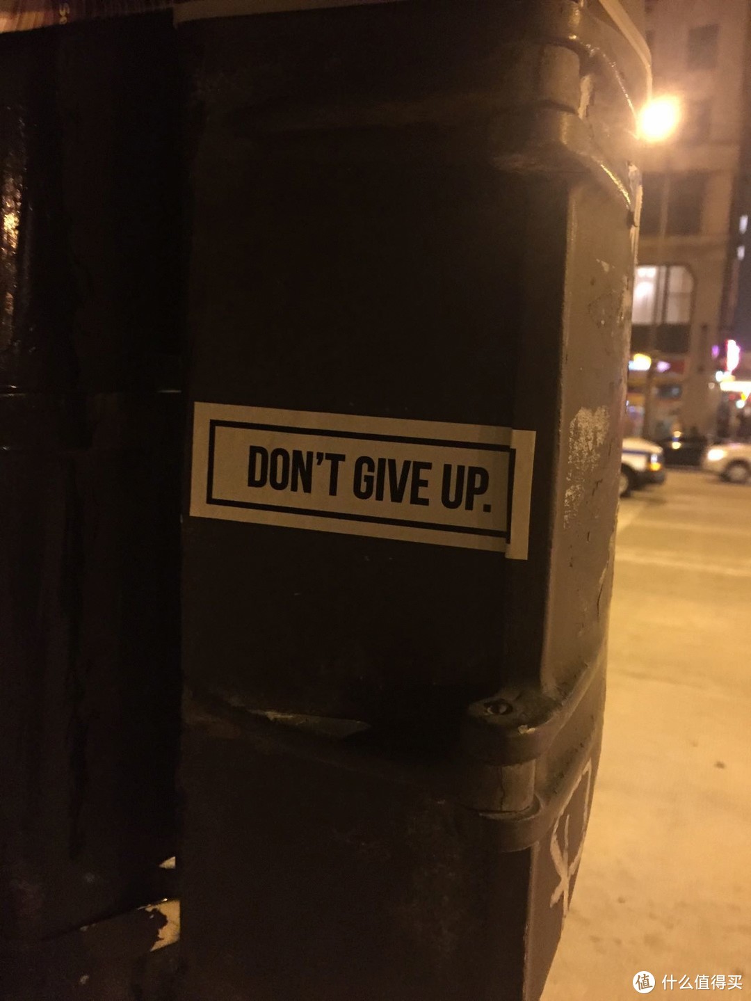 千禧公园旁贴在墙上的“Don't give up"