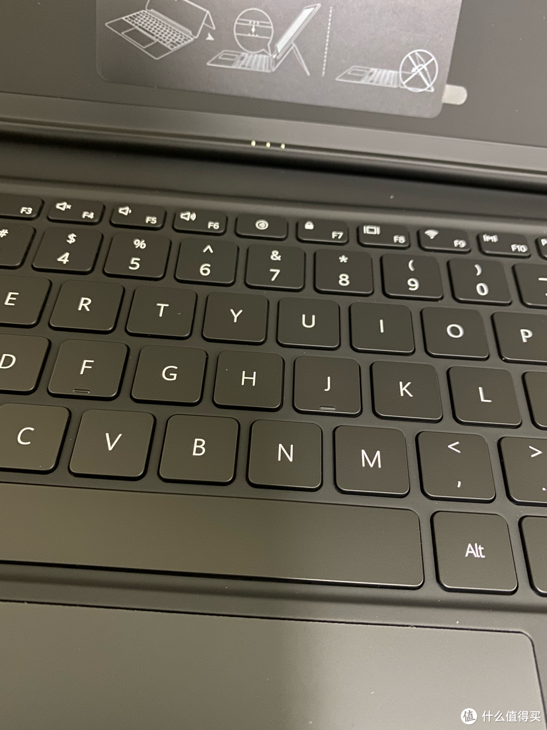 键盘的触点是三个。可惜这个原装键盘没有背光。