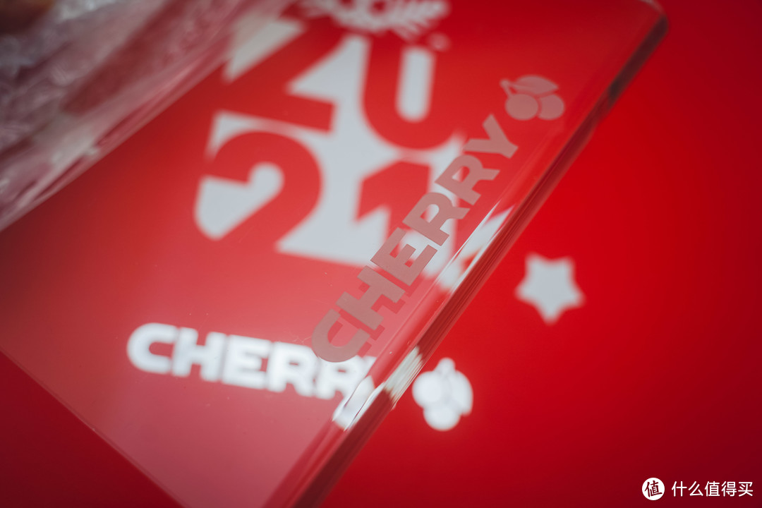 不愧是键盘大厂，CHERRY 2021 礼盒里最好的还是金属键帽