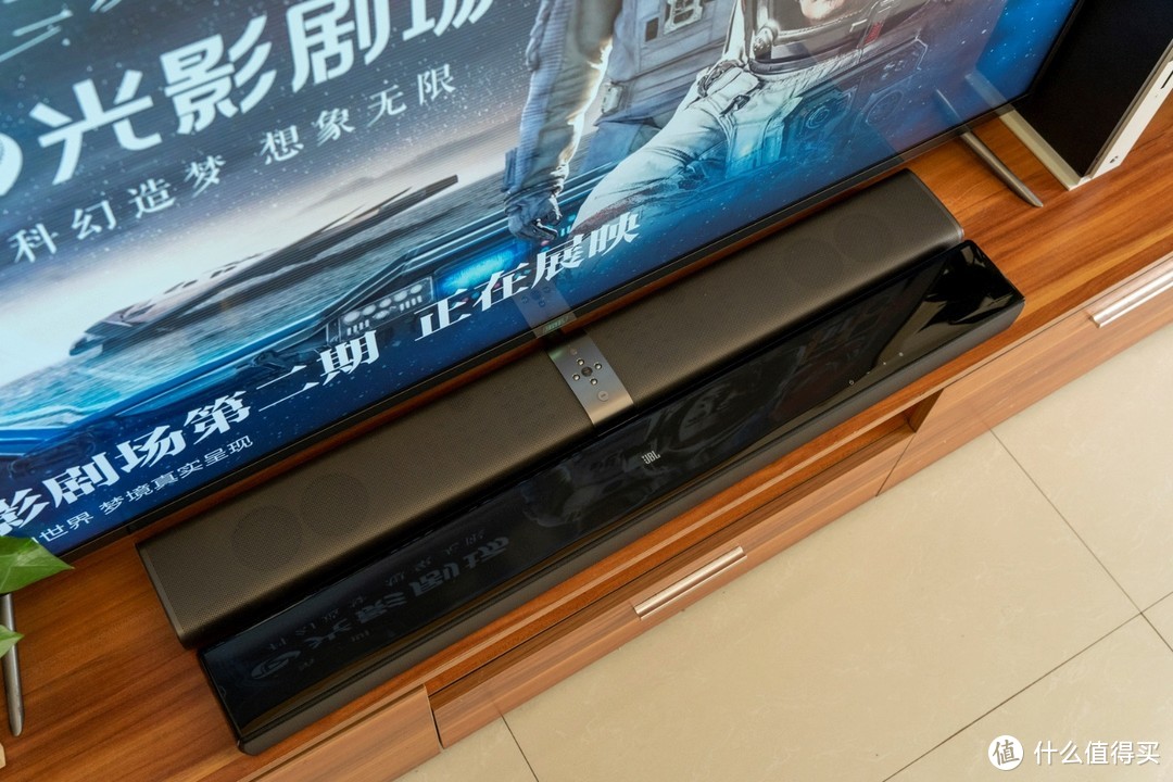 跨越电视柜和电脑桌面，JBL千元级回音壁评测，听歌打游戏不亏