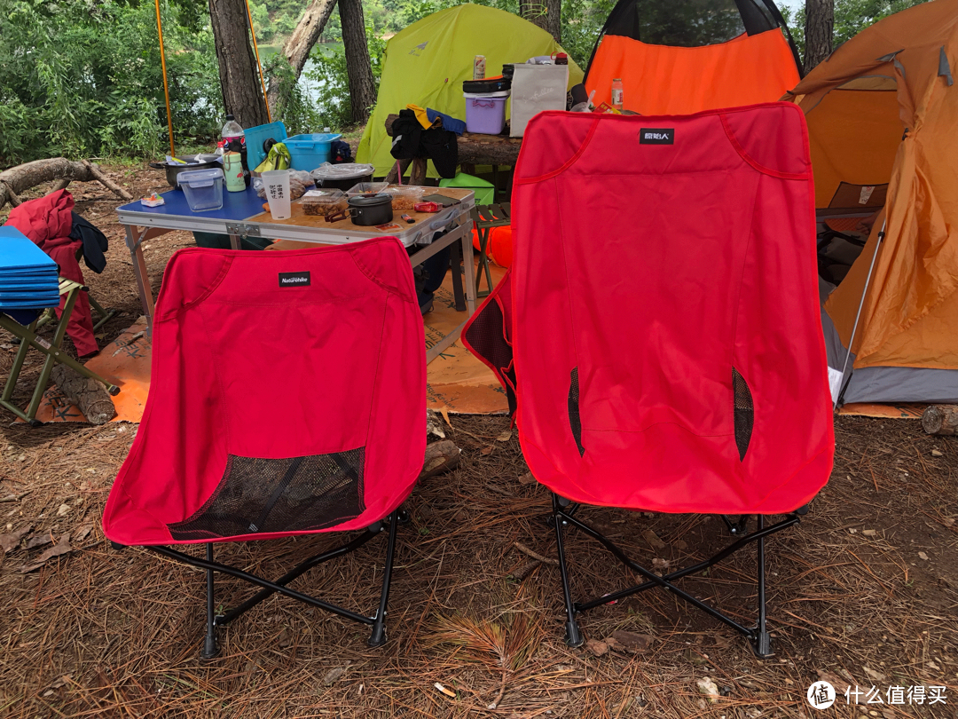 休闲露营体验的几把折叠月亮椅