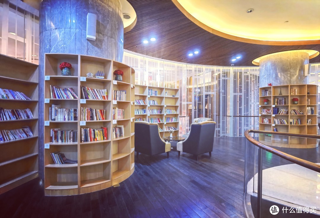这家酒店的大堂吧，同时也是图书馆~扬州皇冠假日酒店体验