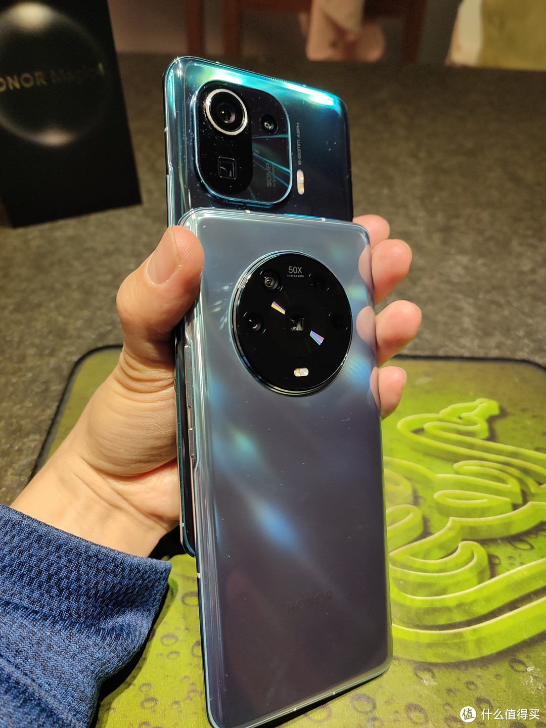 你更喜欢哪款手机的背面和镜头模组呢？magic4的整体感和对称感更好，小米的绿色很显高级。