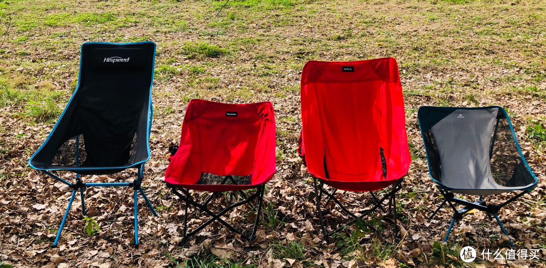 休闲露营体验的几把折叠月亮椅