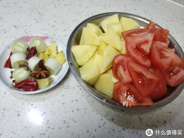 西红柿土豆炖牛腩的家常做法，炖出软糯入味的完美口感…