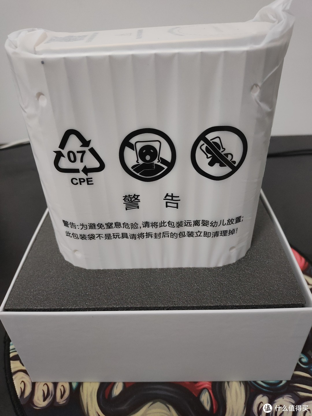 打开包装盒，被塑料袋包裹着的本体出现！警告信息引人注目。
