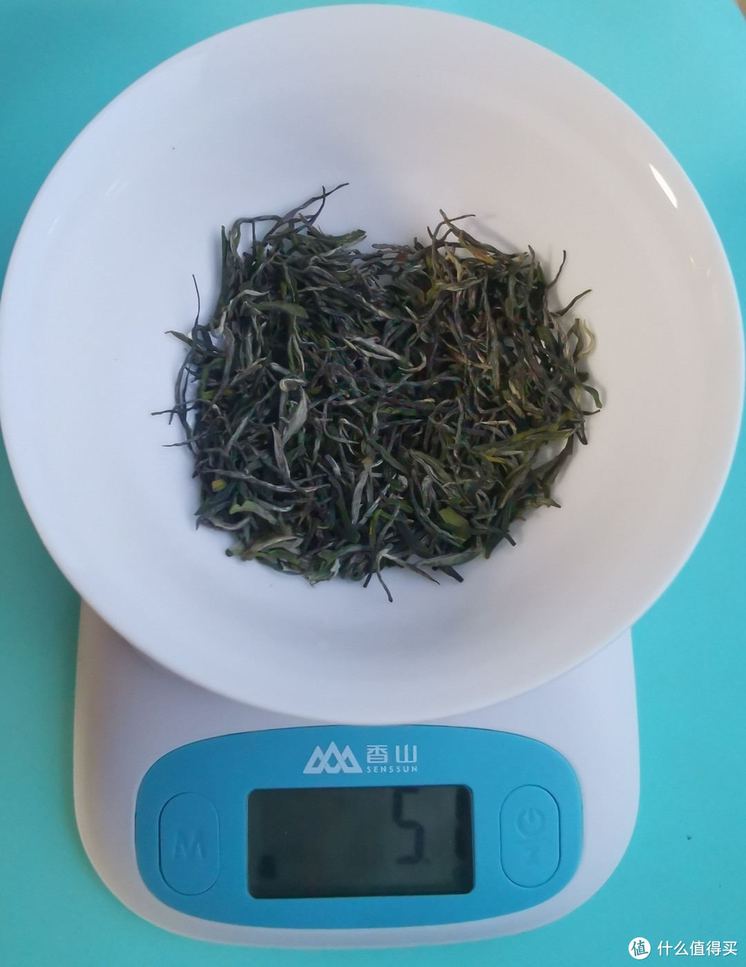 为了展现茶叶的特色，我们用盖碗冲泡法。投茶量5克，不用热杯，110毫升100度纯净水冲泡。